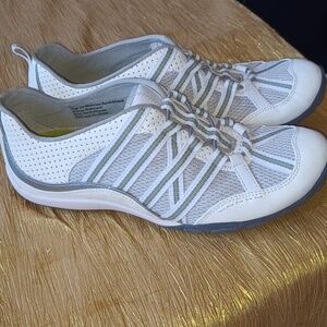 Privo by Clarks Size 7 White w/Green Trim Bungee